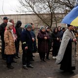 Anfang März versammelten sich die Bewohner von Butscha, um acht Toten zu gedenken. Als die russischen Besatzer im letzten Frühjahr einfielen, errichteten die acht Männer eine Straßensperre. Ein Video zeigt, wie die Männer mit verbundenen Augen und gefesselten Händen über eine Straße auf einen Hof getrieben werden – wo sie anschließend erschossen wurden. Wie Reporter der "New York Times" herausfanden, handelte es sich um Zivilisten. Ihre Leichen wurden nach der Befreiung geborgen und beerdigt.