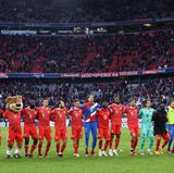 Geht es nach dem Wert des Kaders, sollte der FC Bayern eindeutig Favorit im Duell mit Borussia Dortmund sein. Nach Angaben von "transfermarkt.de" beträgt er 979,70 Millionen Euro.