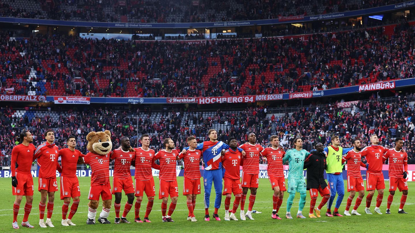 Geht es nach dem Wert des Kaders, sollte der FC Bayern eindeutig Favorit im Duell mit Borussia Dortmund sein. Nach Angaben von "transfermarkt.de" beträgt er 979,70 Millionen Euro.