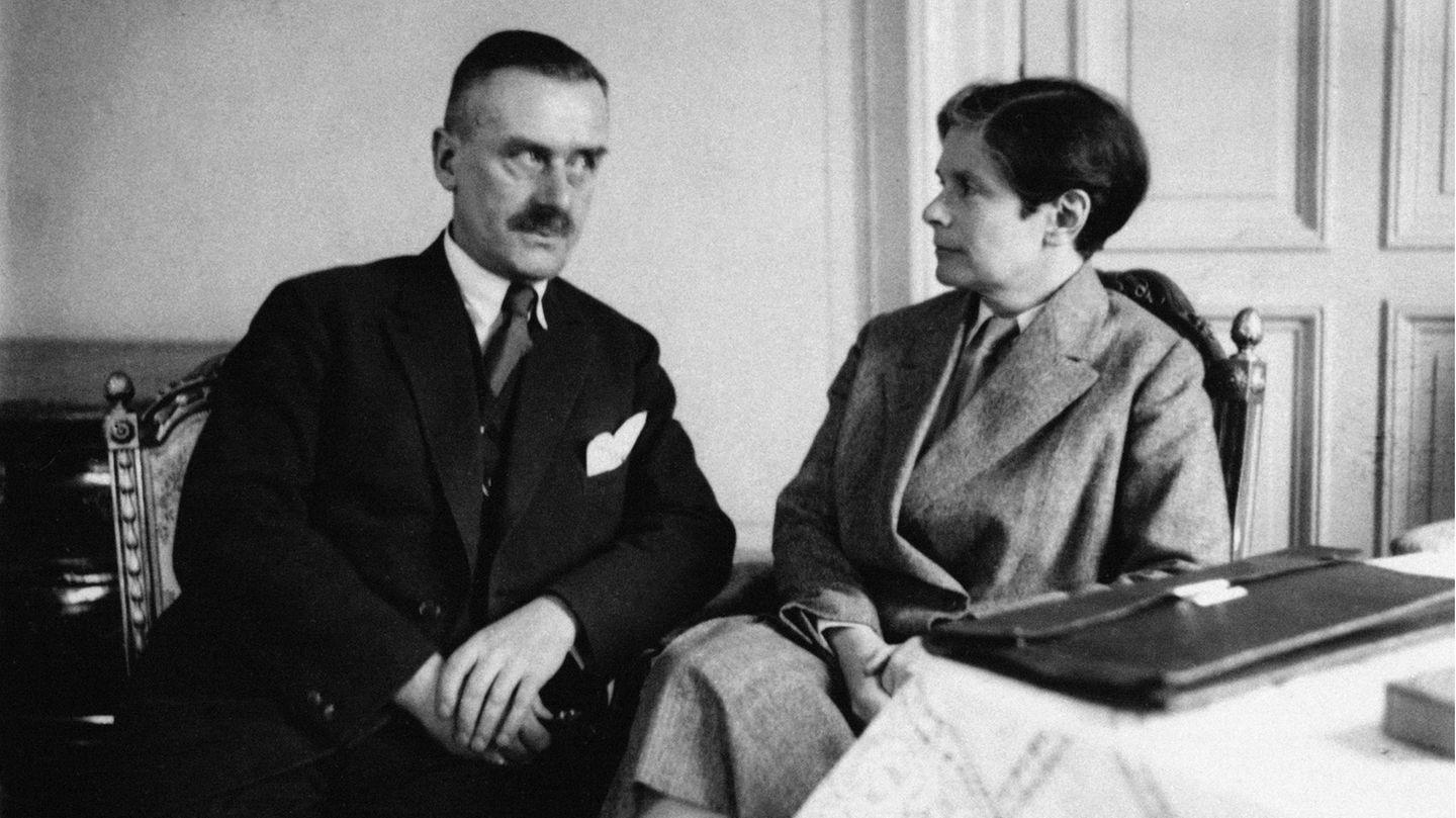 Thomas Mann und seine Frau Katia sitzen am Tisch