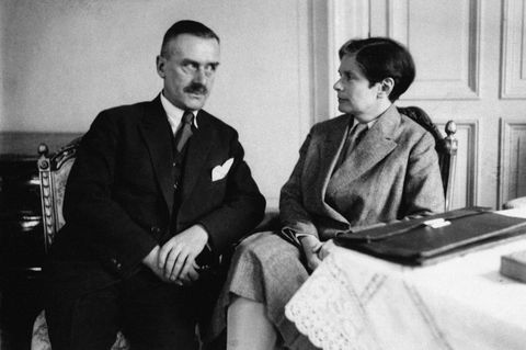 Thomas Mann und seine Frau Katia sitzen am Tisch