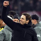 ... Gegenüber Edin Terzic einiges voraus. Der BVB-Coach ist jünger als Tuchel und hat bisher nur in Dortmund als Chefcoach gearbeitet. Nach einem kurzen Intermezzo in der Saison 2020/21 kehrte zur aktuellen Saison auf den Trainerstuhl zurück und küsste den BVB wieder wach. "Wir können ein Zeichen setzen an uns und an die Konkurrenz. Wir wollen auch zeigen, dass wir anders sind als in den letzten Jahren, " sagte der 40-Jährige vor dem Spiel.