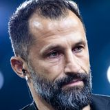 Bayern-Sportvorstand Hasan Salihamidzic steht besonders unter Druck. Er entließ Bayern-Trainer Julian Nagelsmann und installierte Thomas Tuchel, weil er die Saisonziele in akuter Gefahr sah. Mit Hansi Flick ging er ähnlich konsequent um, auch wenn es damals um Spielertransfers ging und Flick von sich aus kündigte. Patzen die Bayern gegen den BVB, müsste er sich einiges an Kritik anhören. Besonders die Kommunikation bei der Nagelsmann-Entlassung lief komplett schief.