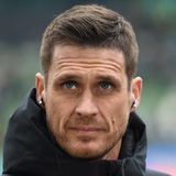 Sebastian Kehl ist erst seit Saisonbeginn hauptverantwortlicher Manager der Dortmunder. Und seitdem räumt er auf. Spieler wie Mahmoud Dahoud erhalten keinen neuen Vertrag und wenn es um die Vertragsverlängerungen von Mats Hummels und Marco Reus geht, lässt er sich nicht in die Karten blicken. Der Mann wirkt, als hätte er einen Plan. Dem Spie gegen die Bayern sieht er gelassen entgegen (soweit das möglich ist). Kehl weiß natürlich genau: Die Meisterschaft wird in München nicht entschieden.