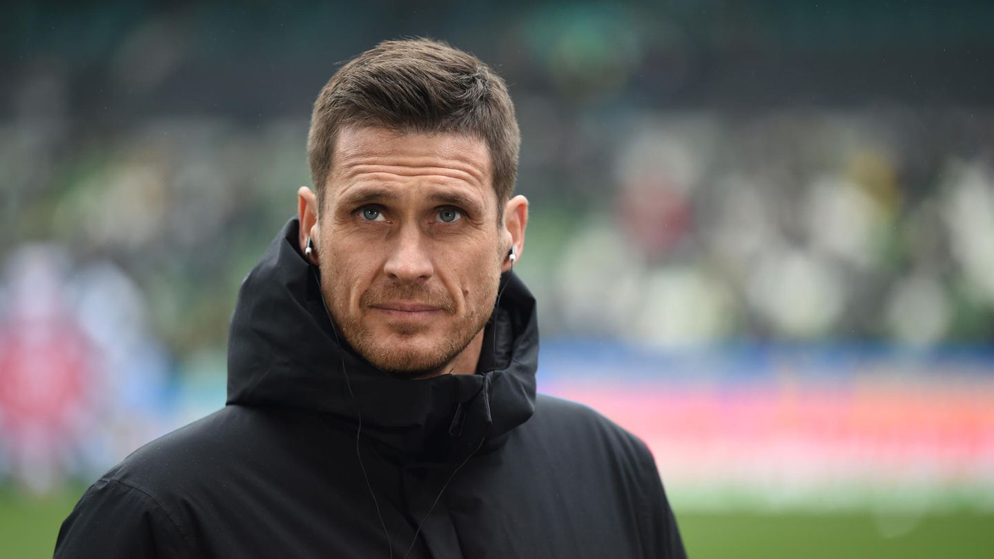Sebastian Kehl ist erst seit Saisonbeginn hauptverantwortlicher Manager der Dortmunder. Und seitdem räumt er auf. Spieler wie Mahmoud Dahoud erhalten keinen neuen Vertrag und wenn es um die Vertragsverlängerungen von Mats Hummels und Marco Reus geht, lässt er sich nicht in die Karten blicken. Der Mann wirkt, als hätte er einen Plan. Dem Spie gegen die Bayern sieht er gelassen entgegen (soweit das möglich ist). Kehl weiß natürlich genau: Die Meisterschaft wird in München nicht entschieden.