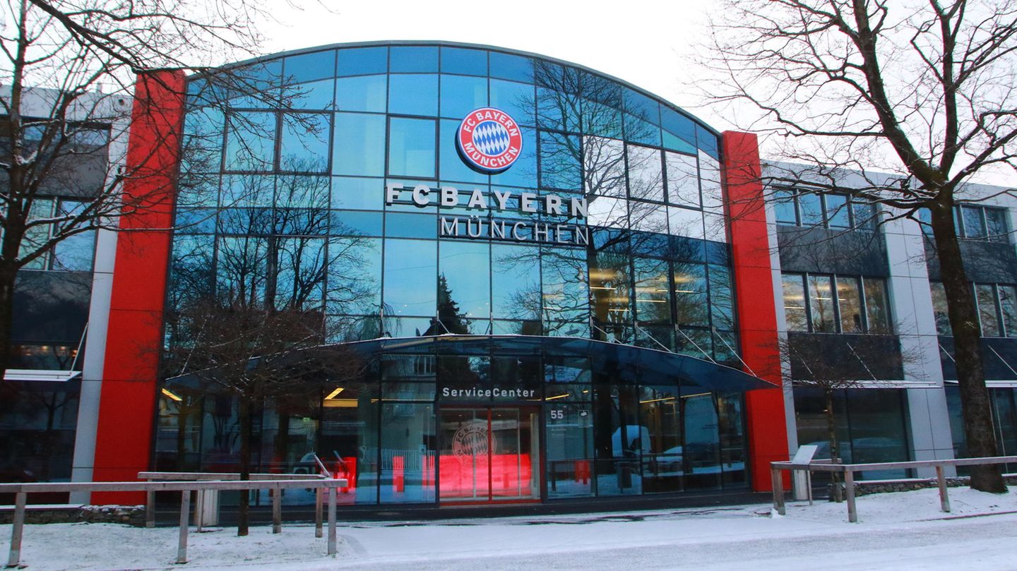Die FC Bayern AG freute sich zuletzt an ihrem Sitz in der Säbener Straße über einen Umsatz von 665,7 Millionen Euro im Geschäftsjahr 2021/22. Damit liegen die Münchner weit vor ...