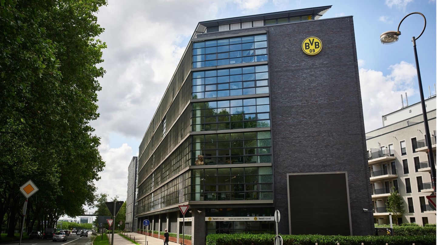 ... den Dortmundern, die in der Saison 2021/22 einen Umsatz von 456,8 Millionen Euro meldeten. Damit ist der BVB eine ganze Nummer kleiner als der FC Bayern.