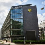 ... den Dortmundern, die in der Saison 2021/22 einen Umsatz von 456,8 Millionen Euro meldeten. Damit ist der BVB eine ganze Nummer kleiner als der FC Bayern.