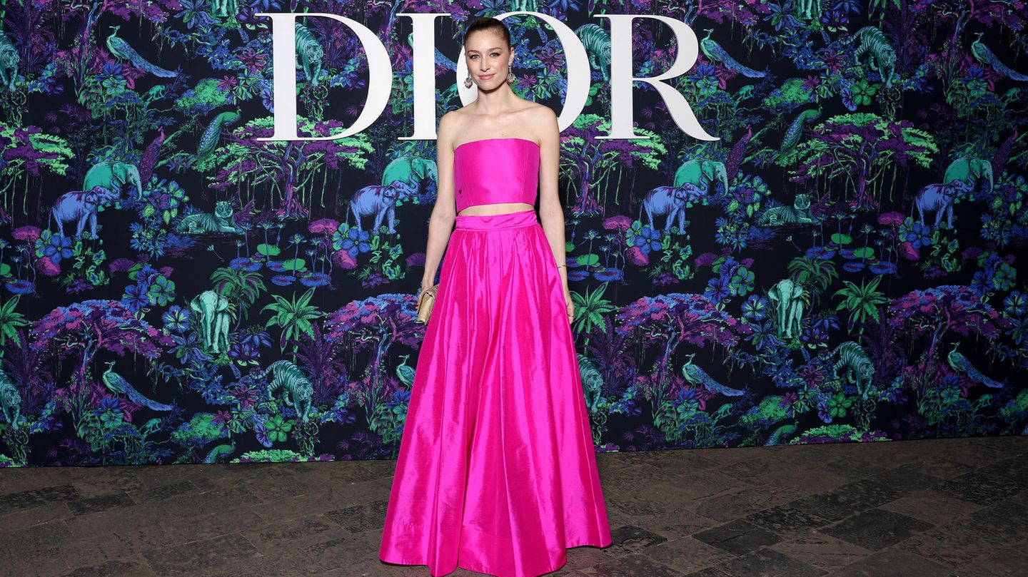 Beatrice Borromeo Casiraghi in Knallpink bei der Dior-Fashionshow in Mumbai