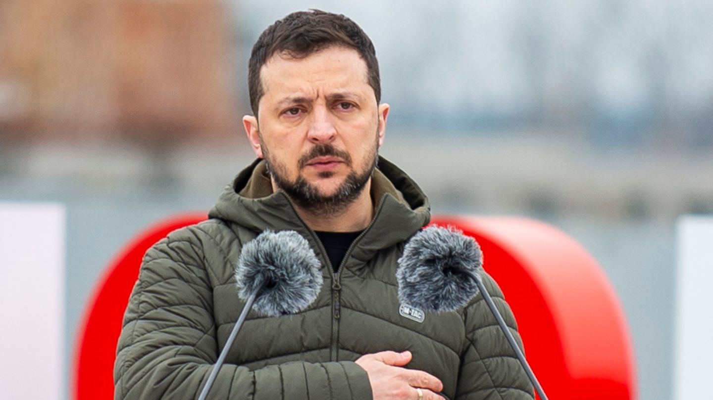 Präsident Selenskyj während der Gedenkveranstaltung zur Befreiung von Butscha. Sie "wurde zu einem Symbol dessen, dass die Ukraine in diesem Krieg gewinnen kann", schrieb er auf Telegram.