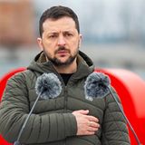 Präsident Selenskyj während der Gedenkveranstaltung zur Befreiung von Butscha. Sie "wurde zu einem Symbol dessen, dass die Ukraine in diesem Krieg gewinnen kann", schrieb er auf Telegram.