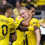 Ganz anders die Dortmunder. Sie eilten zuletzt von Sieg zu Sieg. Seit Januar haben sie alle Spiele in der Bundesliga bis auf eines (ausgerechnet im Derby gegen Schalke gab es ein Unentschieden) gewonnen. Das liegt an Akteuren wie Julian Brandt (2.v.r.) und Emre Can (umarmt Brandt), die sich in bestechender Form befinden.