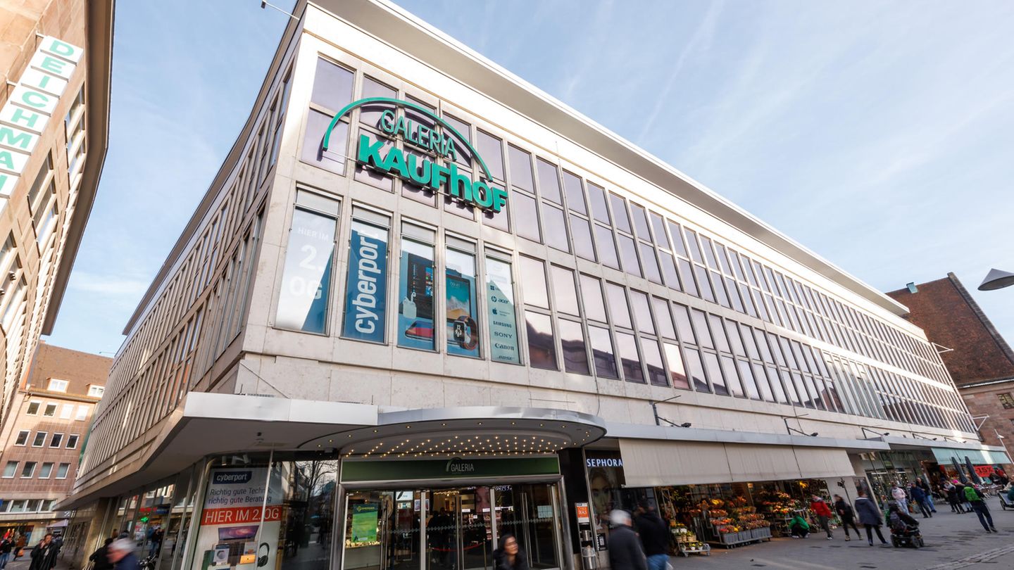 Der Warenhauskonzern Galeria Karstadt Kaufhof ist seit Jahren ein Dauerpatient. Nachdem Galeria-Eigentümer René Benko mit seiner Signa-Gruppe in finanzielle Schieflage geraten war, musste Galeria im Januar 2024 Insolvenz beantragen - zum dritten Mal in drei Jahren. Ende Juli wurde das Insolvenzverfahren für den Warenhauskonzern, der immer noch 12.800 Mitarbeiter beschäftigt, erfolgreich abgeschlossen. Die neuen Eigentümer kündigten an, rund 70 der 92 verbliebenen Warenhäuser weiterführen zu wollen. Im Jahr 2020 hatte Galeria noch rund 170 Standorte.