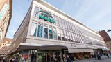 Der Warenhauskonzern Galeria Karstadt Kaufhof ist seit Jahren ein Dauerpatient. Nachdem Galeria-Eigentümer René Benko mit seiner Signa-Gruppe in finanzielle Schieflage geraten war, musste Galeria im Januar 2024 Insolvenz beantragen - zum dritten Mal in drei Jahren. Ende Juli wurde das Insolvenzverfahren für den Warenhauskonzern, der immer noch 12.800 Mitarbeiter beschäftigt, erfolgreich abgeschlossen. Die neuen Eigentümer kündigten an, rund 70 der 92 verbliebenen Warenhäuser weiterführen zu wollen. Im Jahr 2020 hatte Galeria noch rund 170 Standorte.