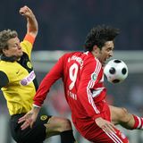 Bayern gegen Dortmund – das war immer ein Duell auf Augenhöhe? Von Wegen! In den 2000er Jahren gab es für den BVB gegen den Rekordmeister häufig keinen Blumentopf zu gewinnen. Auch im Pokalfinale im April 2008 konnten sich die Bayern durchsetzen. Zwar hielten die Dortmunder für ihre damaligen Verhältnisse gut mit, am Ende war es aber Torjäger Luca Toni, der das Ergebnis in der Verlängerung auf 2:1 stellte.