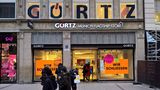 Der Hamburger Schuhhändler Görtz ist bereits im September 2022 in ein Schutzschirm-Insolvenzverfahren geflüchtet. Das 1875 gegründete Unternehmen hatte in der Corona-Pandemie trotz Staatshilfen massiv gelitten. Von 160 Filialen hat etwa die Hälfte dichtgemacht. Von 1800 Mitarbeitenden blieben nur 1300 übrig. Im März 2023 gab die Familie Görtz das Geschäft an einen Investor ab, im Juli 2023 wurde das Insolvenzverfahren abgeschlossen.