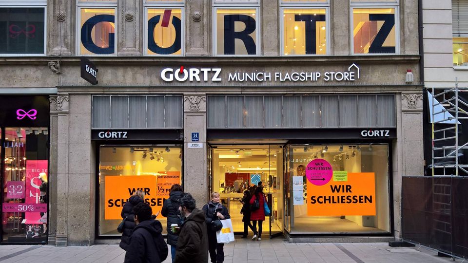Görtz  Der Hamburger Schuhhändler Görtz ist bereits im September 2022 in ein Schutzschirm-Insolvenzverfahren geflüchtet. Das 1875 gegründete Unternehmen hatte in der Corona-Pandemie trotz Staatshilfen massiv gelitten. Von 160 Filialen hat etwa die Hälfte dicht gemacht. Von 1800 Mitarbeitenden blieben nur 1300 übrig. Mittlerweile ist ein privater Investor gefunden, der Görtz fortführt.