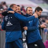 Am Samstag wird gegen den BVB erstmals Thomas Tuchel auf der Bayern-Bank Platz nehmen. Ob ein Trainerwechsel vor dem Klassiker ein gutes oder ein schlechtes Omen ist? Das letzte Mal, als der FCB in der Saison den Trainer wechselte, hieß der Gegner auch Borussia Dortmund. Anfang November 2019 wurde Niko Kovac geschasst, es übernahm Hansi Flick. Und der feierte einen Einstand nach Maß: Mit einem 4:0 ließen die Münchner den Westfalen keine Chance. Für Flick war es der Auftakt der erfolgreichsten Zeit, die jemals ein Bayern-Trainer hatte, inklusive Triple-Sieg 2020.