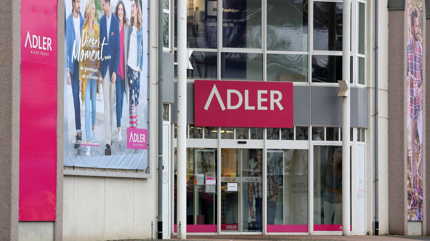 Adler Die Adler Modemärkte waren schon 2021 am Ende. Im Zuge der Insolvenz wurden 40 deutsche Filialen geschlossen und rund 500 Arbeitsplätze abgebaut. Der neue Investor, die Logistikfirma Zeitfracht, hat Adler 2024 an die Röther-Gruppe weitergegeben. Adler betreibt heute rund 120 Märkte im deutschsprachigen Raum.