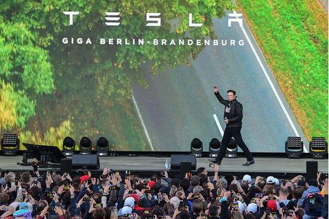 Tesla-Chef Elon Musk läuft beim Gigafest vor Publikum auf einer Bühne