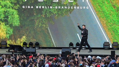 Tesla-Chef Elon Musk läuft beim Gigafest vor Publikum auf einer Bühne