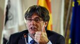 Gegen den Regionalpräsidenten der spanischen Region Katalonien wurde im Oktober 2017 im Zuge der Katalonien-Krise Anklage wegen Rebellion und "Zweckentfremdung öffentlicher Gelder" erhoben. Carles Puigdemont floh daraufhin nach Belgien. Im November 2017 wurde ein europäischer Haftbefehl gegen ihn und vier Ex-Minister erlassen. Sie stellten sich den Behörden; der Haftbefehl wurde zurückgezogen. Im März 2018 wurde das Gerichtsverfahren eröffnet und ein internationaler Haftbefehl wegen Veruntreuung ausgestellt. Kurz darauf wurde er in Deutschland festgenommen. Später wurde der europäische Haftbefehl erneut zurückgezogen, weil Deutschland ihn nicht wegen Rebellion ausliefern wollte, und Puigdemont kehrte nach Belgien zurück. Im September 2021 wurde er in Sardinen festgenommen. 2023 wurde der Anklagepunkt der Rebellion fallengelassen; ein Haftbefehl wegen Veruntreuung bleibt aber bestehen.