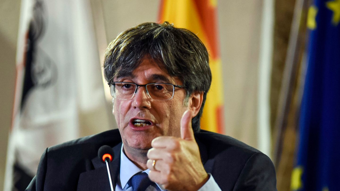 Carles Puigdemont Gegen den Regionalpräsidenten der spanischen Region Katalonien wurde im Oktober 2017 im Zuge der Katalonien-Krise Anklage wegen Rebellion und "Zweckentfremdung öffentlicher Gelder" erhoben. Carles Puigdemont floh daraufhin nach Belgien. Im November 2017 wurde ein europäischer Haftbefehl gegen ihn und vier Ex-Minister erlassen. Sie stellten sich den Behörden; der Haftbefehl wurde zurückgezogen. Im März 2018 wurde das Gerichtsverfahren eröffnet und ein internationaler Haftbefehl wegen Veruntreuung ausgestellt. Kurz darauf wurde er in Deutschland festgenommen. Später wurde der europäische Haftbefehl erneut zurückgezogen, weil Deutschland ihn nicht wegen Rebellion ausliefern wollte, und Puigdemont kehrte nach Belgien zurück. Im September 2021 wurde er in Sardinen festgenommen. 2023 wurde der Anklagepunkt der Rebellion fallengelassen; ein Haftbefehl wegen Veruntreuung bleibt aber bestehen.