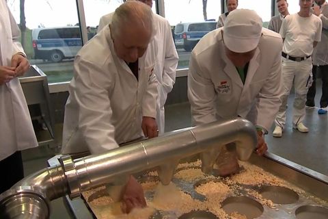 Hier helfen königliche Hände: Charles macht Käse bei Deutschland-Besuch