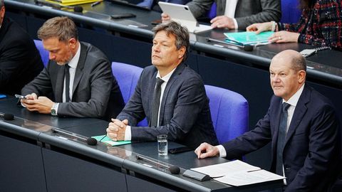 Von links: Bundesfinanzminister Christian Lindner (FDP), Bundeswirtschaftsminister Robert Habeck (Bündnis 90/Die Grünen) und Bundeskanzler Olaf Scholz (SPD)