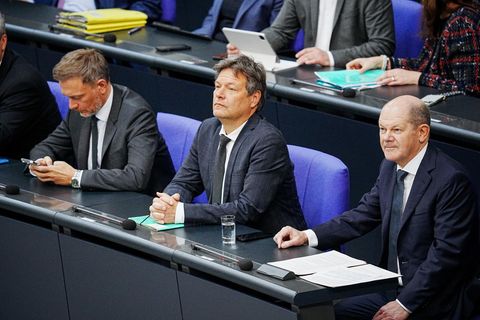 Von links: Bundesfinanzminister Christian Lindner (FDP), Bundeswirtschaftsminister Robert Habeck (Bündnis 90/Die Grünen) und Bundeskanzler Olaf Scholz (SPD)