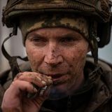 Soldat macht Raucherpause