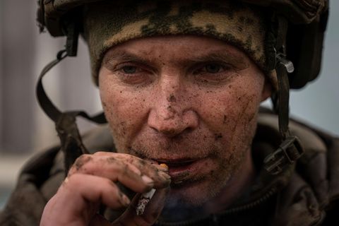 Soldat macht Raucherpause