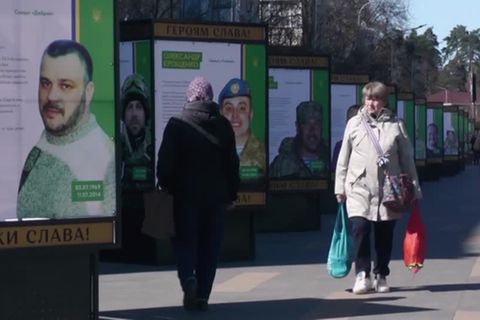 Video: Gedenken an die Toten von Bucha