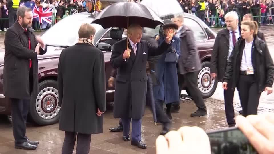 Video: Jubel im Regen: König Charles III. und Camilla in Hamburg