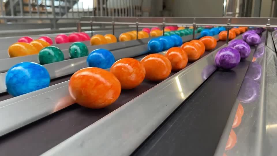 Video: Am laufenden Band: Eierfabrik färbt 300.000 Eier am Tag