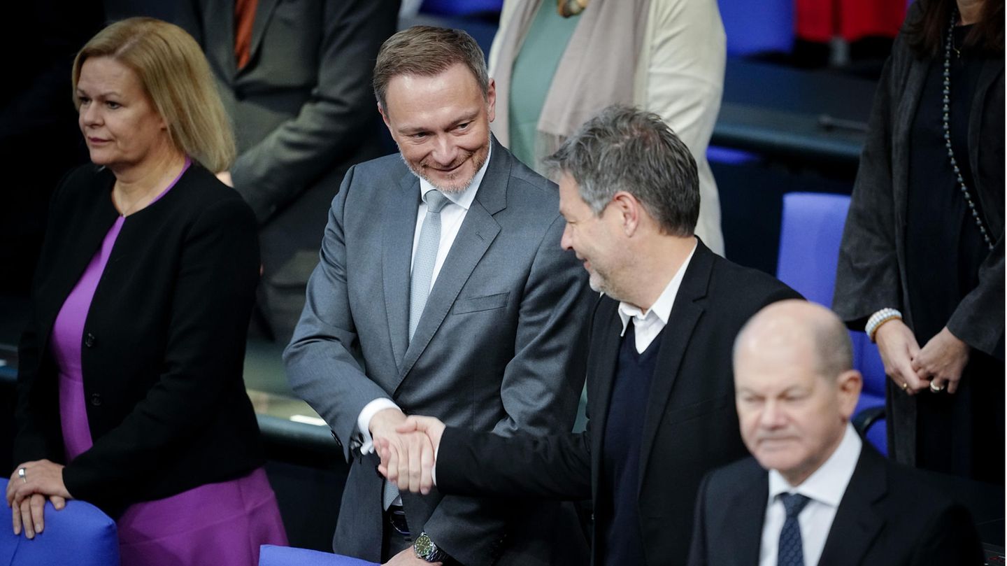 Christian Lindner (FDP) und Robert Habeck (Bündnis 90/Die Grünen) schütteln sich die Hände