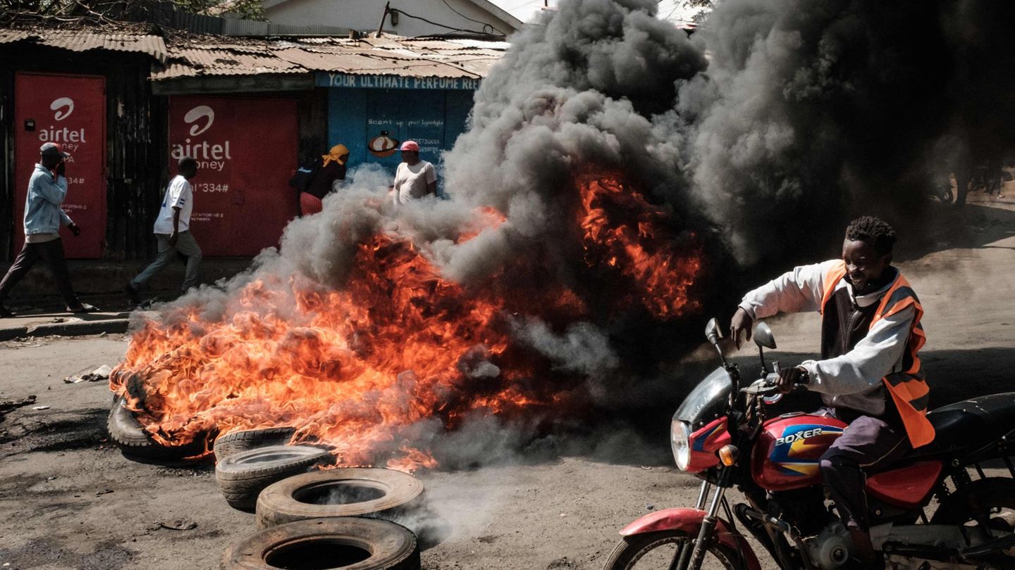 Nairobi, Kenia. Eine brennende Barrikade ist für diese Menschen kein Hindernis. Seit Tagen gibt es in der Hauptstadt des ostafrikanischen Landes Zusammenstöße zwischen Demonstranten und Sicherheitskräften. Hohe Lebensmittelpreise und die Angst vor Gewalt treibt die Bürger auf die Straßen.