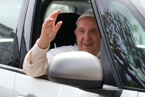 Papst Franziskus winkt aus seinem Auto, als er das Agostino Gemelli Universitätskrankenhaus verlässt