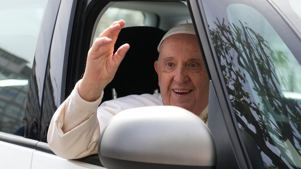 Papst Franziskus winkt aus seinem Auto, als er das Agostino Gemelli Universitätskrankenhaus verlässt