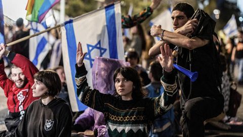 Menschen protestieren in Tel Aviv mit Israel-Flaggen gegen die Netanjahu-Regierung