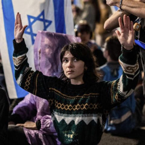 Menschen protestieren in Tel Aviv mit Israel-Flaggen gegen die Netanjahu-Regierung