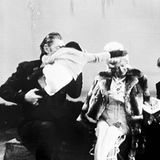 Der Schimpanse Cheetah II klaut Maria (M) während der ZDF-Sendung "das aktuelle sportstudio" die Perrücke