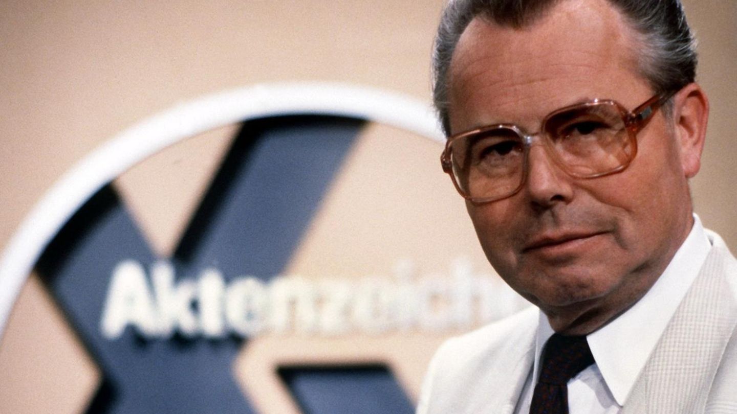 Eine der ersten "True Crime" Sendungen des deutschen Fernsehens. Eduard Zimmermann (Foto) ist der Vater des ZDF-Klassikers, der seit 1967 ausgestrahlt wird. Er hatte die Idee, ungelöste Kriminalfälle von Schauspielern nachstellen zu lassen. Die Zuschauerinnen und Zuschauer sollten Hinweise liefern. Zimmermann moderierte bis 1997. 