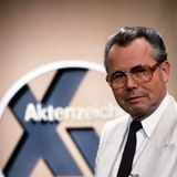 Eine der ersten "True Crime" Sendungen des deutschen Fernsehens. Eduard Zimmermann (Foto) ist der Vater des ZDF-Klassikers, der seit 1967 ausgestrahlt wird. Er hatte die Idee, ungelöste Kriminalfälle von Schauspielern nachstellen zu lassen. Die Zuschauerinnen und Zuschauer sollten Hinweise liefern. Zimmermann moderierte bis 1997. 