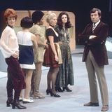 Ein legendärer TV-Moment: Showmaster Dietmar Schönherr (r) mit seinen Modellen. Im Rahmen einer Aufgabe für die mitspielenden Familien präsentiert sich ein Modell in transparenter Bluse, durch die der nackte Busen durchschimmert. Die Eltern sollen raten, ob sich ihre Tochter in dieser Aufmachung in der Öffentlichkeit zeigen würde. Tatsächlich entschied sich die 17-Jährige für die durchsichtige Bluse. Und das im Familienfernsehen! "Die Hose scheint mir nicht das Bemerkenswerte!", kommentierte Schönherr.   Die seinerzeit wohl spektakulärste und umstrittenste deutsche Unterhaltungssendung startete am 20. Dezember.1969 und erreichte Einschaltquoten von 66 Prozent. In jeder Sendung traten drei Familien aus der Bundesrepublik Deutschland, der Schweiz und Österreich gegeneinander an. Die Teilnehmer erwartete Ungewöhnliches: Familienmitglieder wurden übereinander nach zum Teil sehr privaten Dingen befragt, in gefährliche Situationen gebracht, aus denen sie sich befreien mussten und auch schon mal mit Schlangen konfrontiert. Die Resonanz reichte von Begeisterung bis Entrüstung. 1972 wurde die provokative Reihe eingestellt.