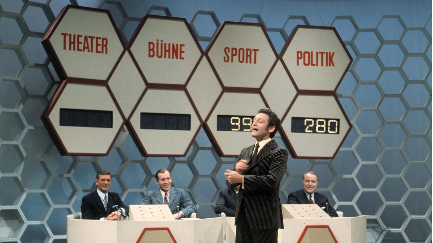 Showmaster HANS ROSENTHAL mit den Kandidaten bei "Dalli Dalli"