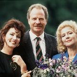 Iris Berben, Friedrich von Thun und Christiane Hörbiger (l-r) waren die Stars der ZDF-Serie "Das Erbe der Guldenburgs". Die Serie lief von 1987 bis 1990 und war eine der erfolgreichsten deutschen Fernsehserien der damaligen Zeit. Thema war das Leben der deutschen Adelsfamilie von Guldenburg. Kritiker nannten die Serie "die deutsche Antwort auf 'Dallas' und 'Denver Clan'".