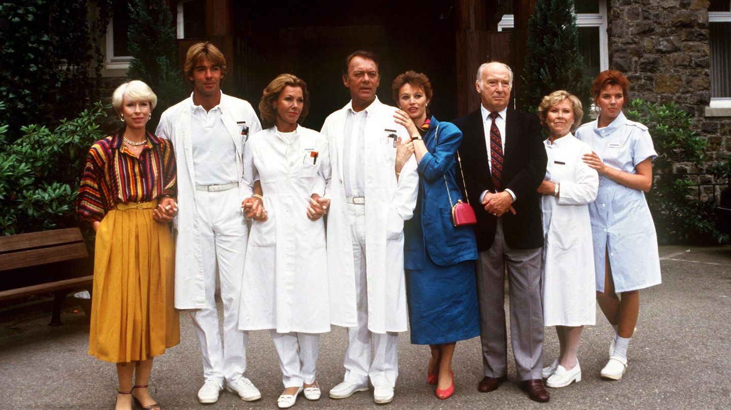 Von 1985 bis 1989 behandelten die Ärzte und Pfleger in der "Schwarzwaldklinik" Patientinnen und Patienten. Dreh- und Angelpunkt war dabei die Familie um Professor Klaus Brinkmann (Klausjürgen Wussow). Doch es geht nicht nur um Medizin, sondern auch die Liebe kommt nicht zu kurz in diesem TV-Klassiker des ZDF. 