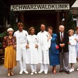 Von 1985 bis 1989 behandelten die Ärzte und Pfleger in der "Schwarzwaldklinik" Patientinnen und Patienten. Dreh- und Angelpunkt war dabei die Familie um Professor Klaus Brinkmann (Klausjürgen Wussow). Doch es geht nicht nur um Medizin, sondern auch die Liebe kommt nicht zu kurz in diesem TV-Klassiker des ZDF. 