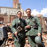 Volker Bruch (l) in der Rolle des Wilhelm Winter und der Schauspieler Tom Schilling als sein Bruder Friedhelm Winter